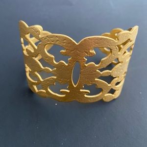 Gold tone metal adjustable bracelet.